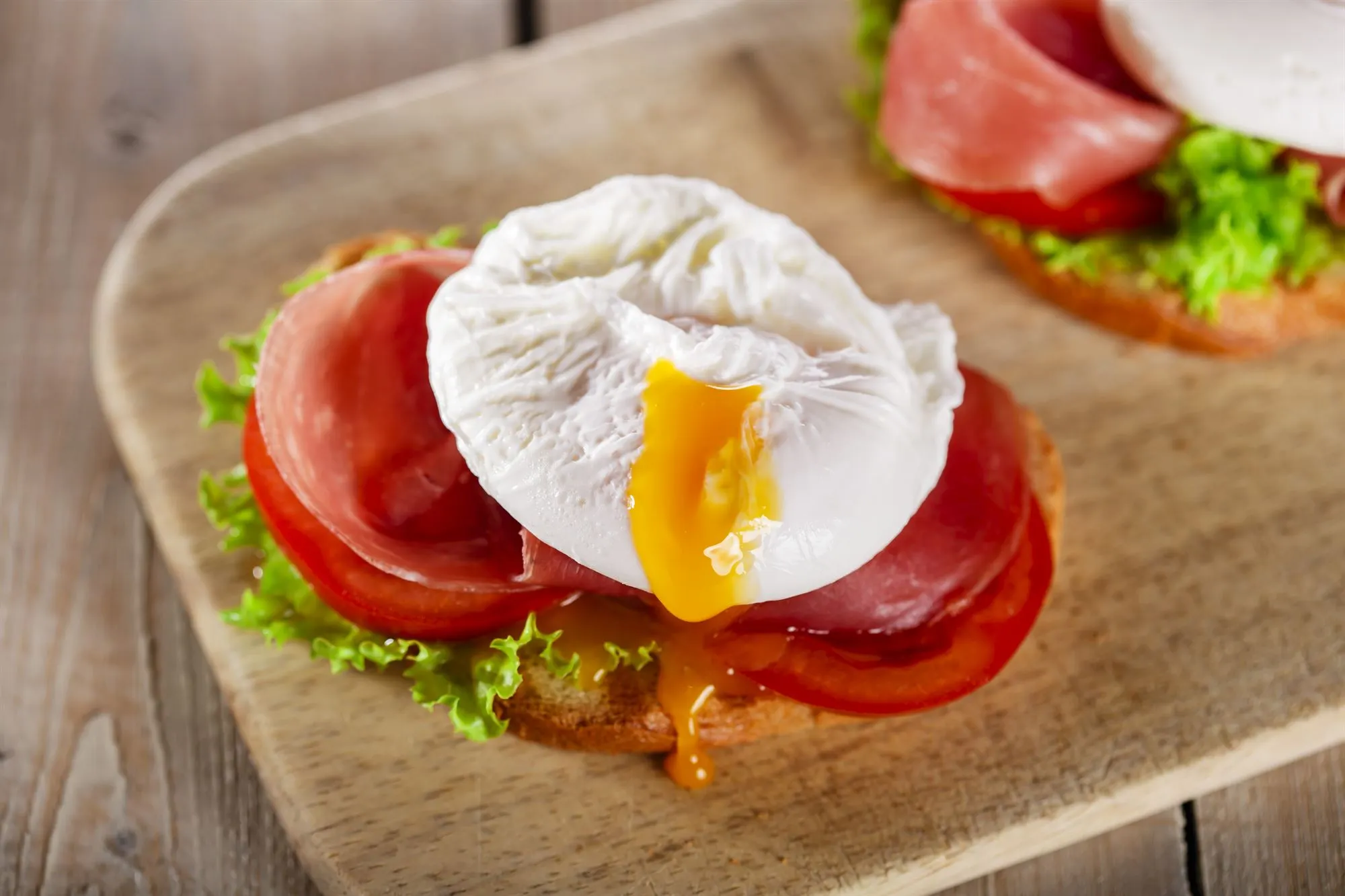 Pocherede æg på tomat med bacon
