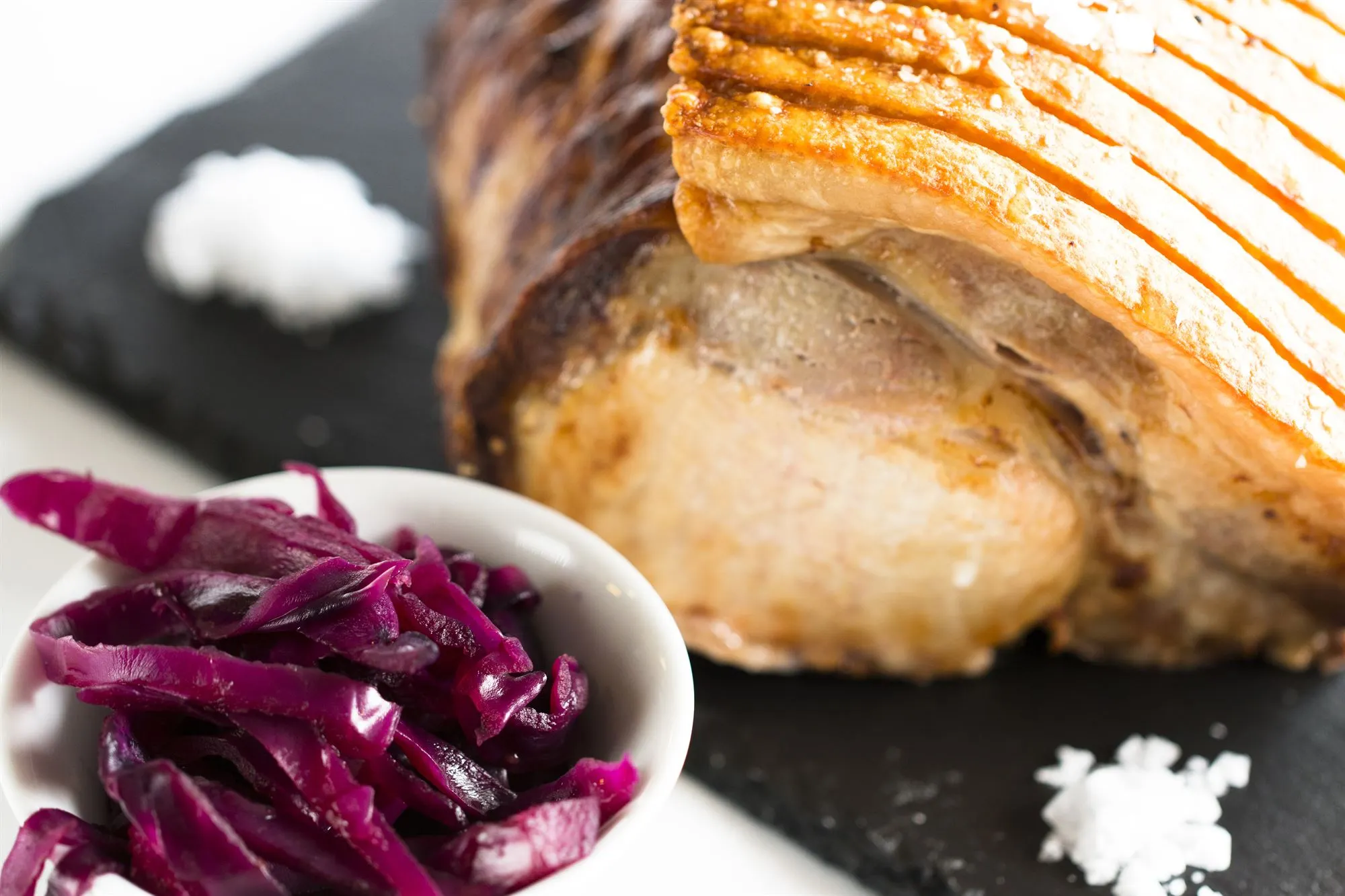 Ribbensteg med rødkål og brunede kartofler