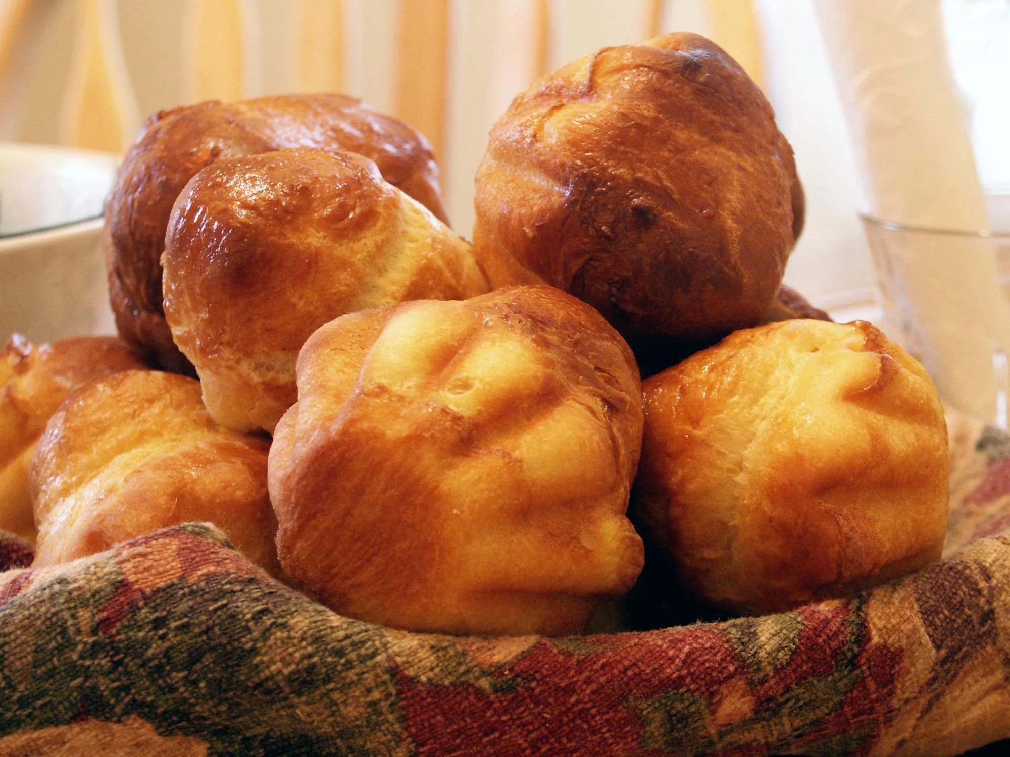 Brioche med rejer og ananas i ingefærsauce