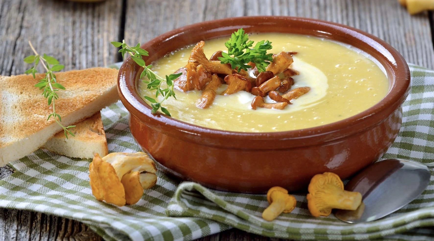 Jordskokkesuppe med ristede svampe