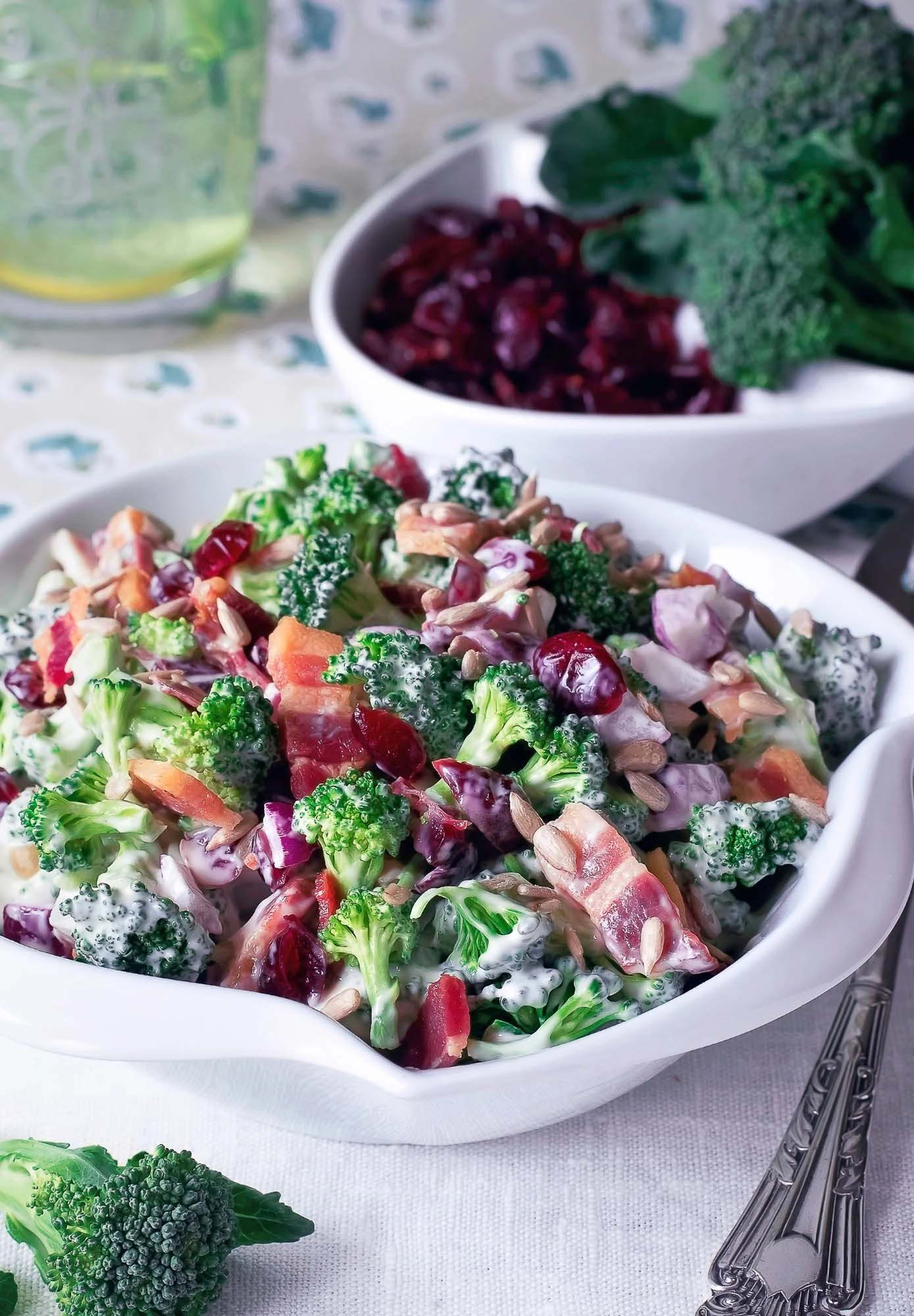 Broccolisalat med creme fraiche og bacon