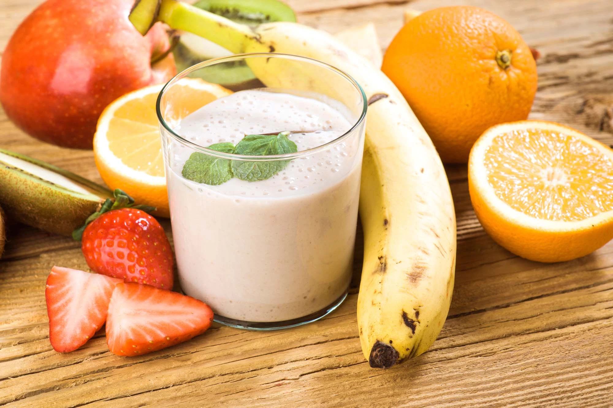 Appelsin-banan-jordbær smoothie