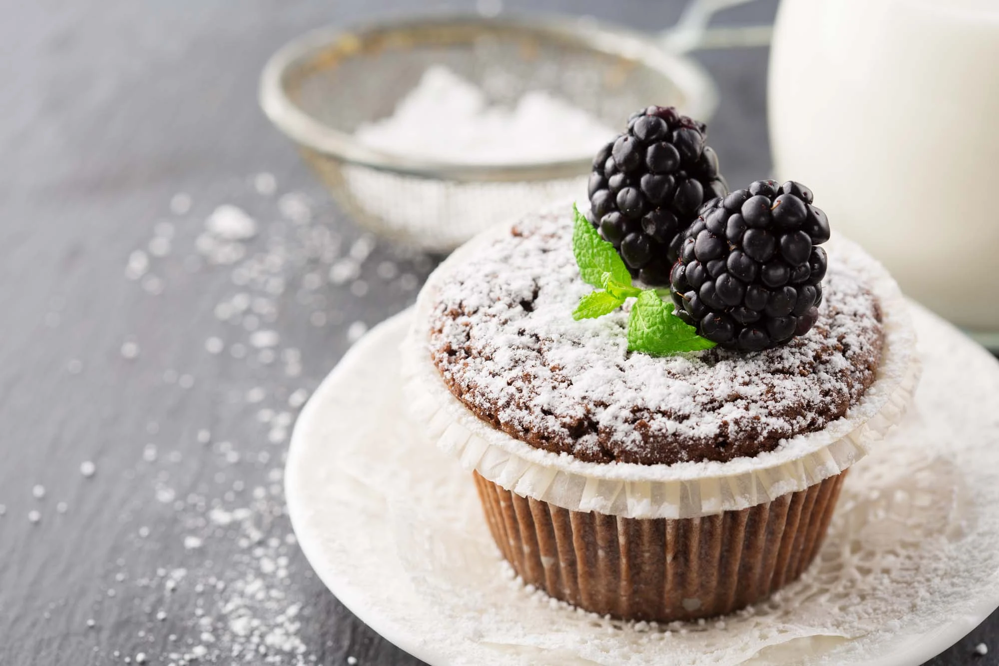 Brombærmuffins med hvid chokolade