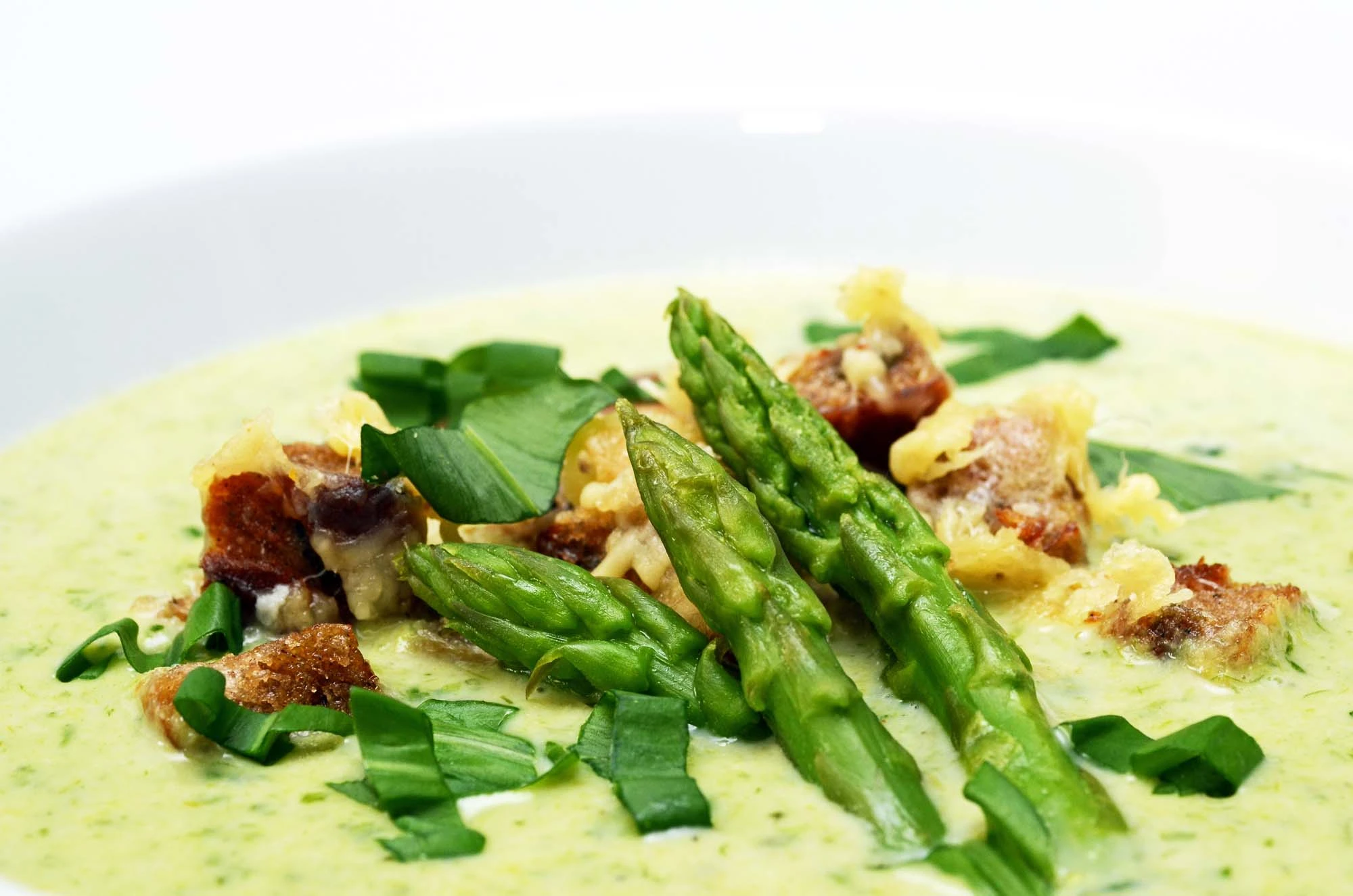 Aspargessuppe med karrykylling på pind