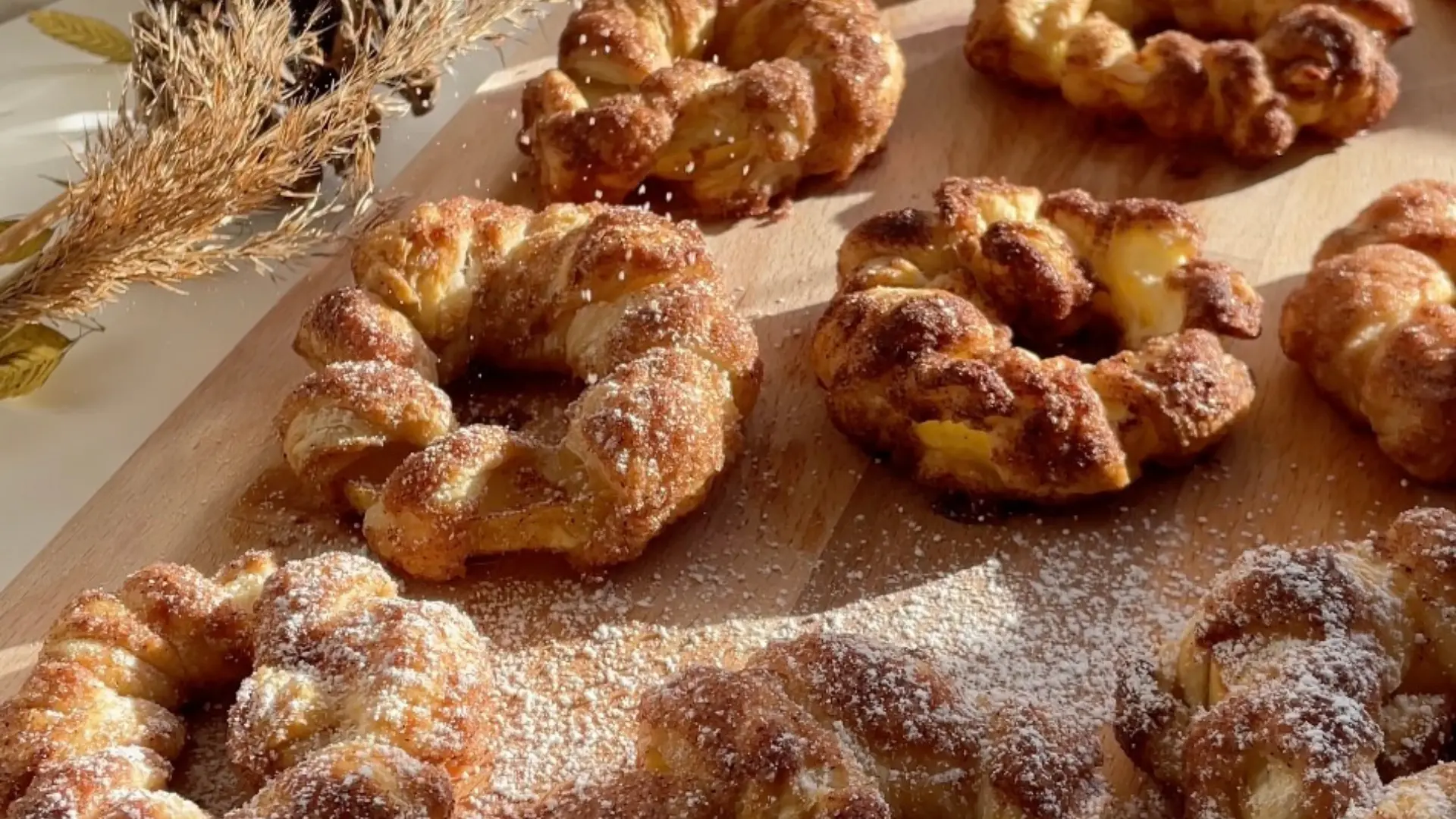 Små æbletærter med kanelsukker