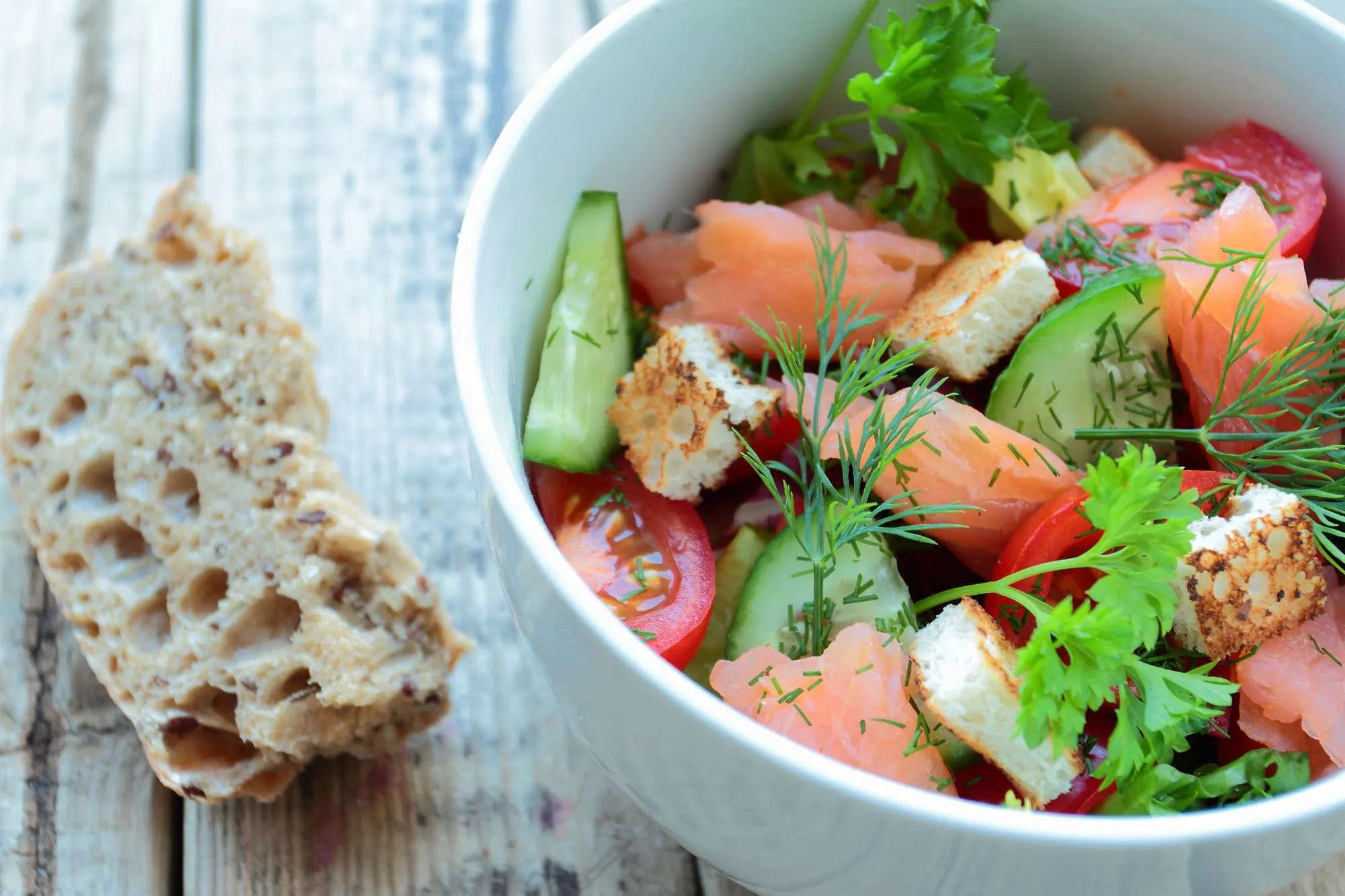 Salat med røget laks og fennikel