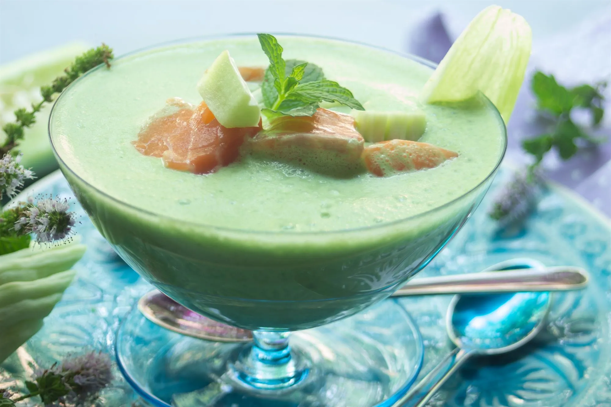 Kold agurkesuppe med røget laks og dild