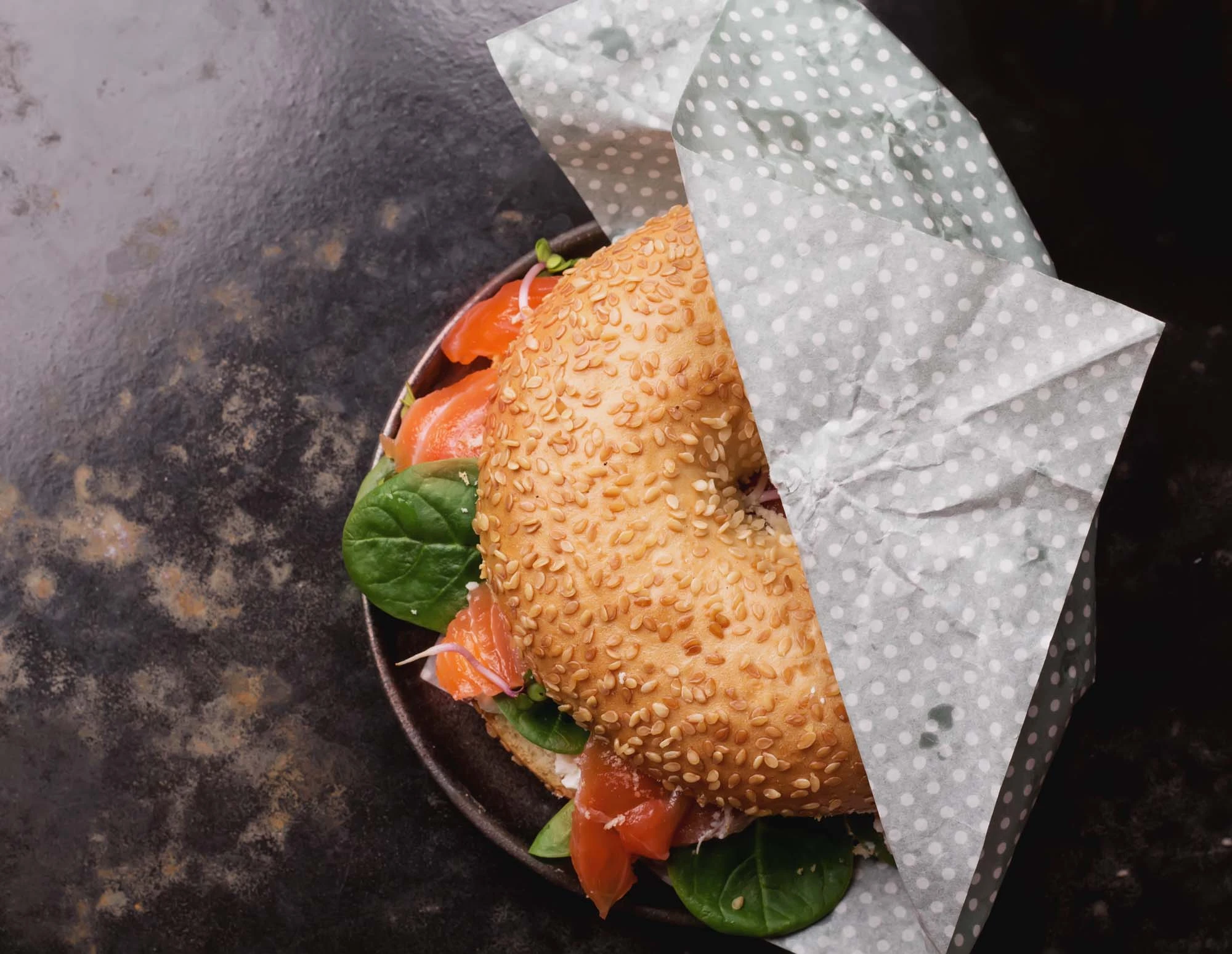 Bagel med ricotta, avocado, laks og purløg