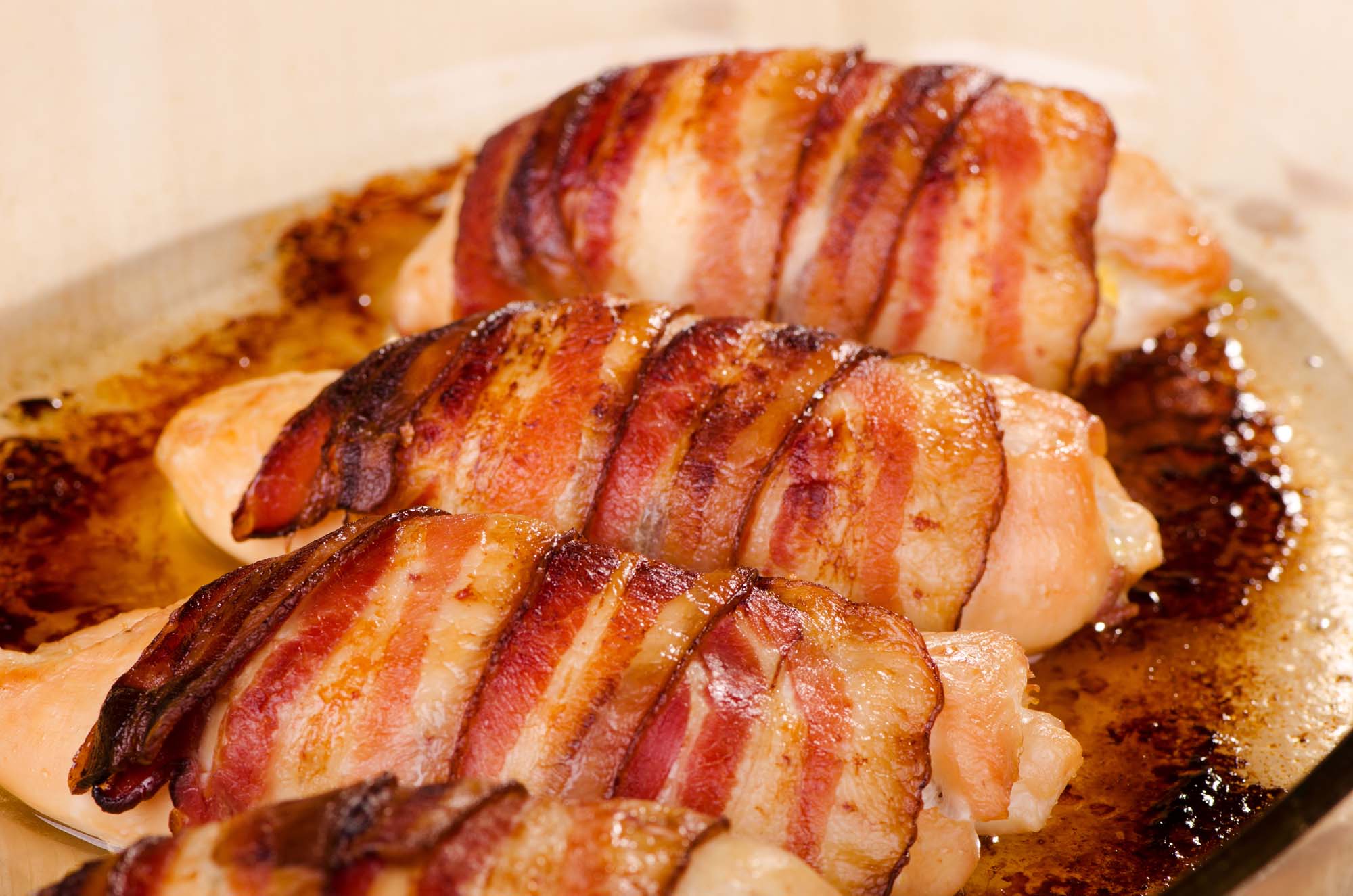Baconsvøbt kyllingefilet med mangochutney og fløde