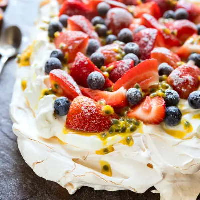 Pavlova med sæsonens frugt