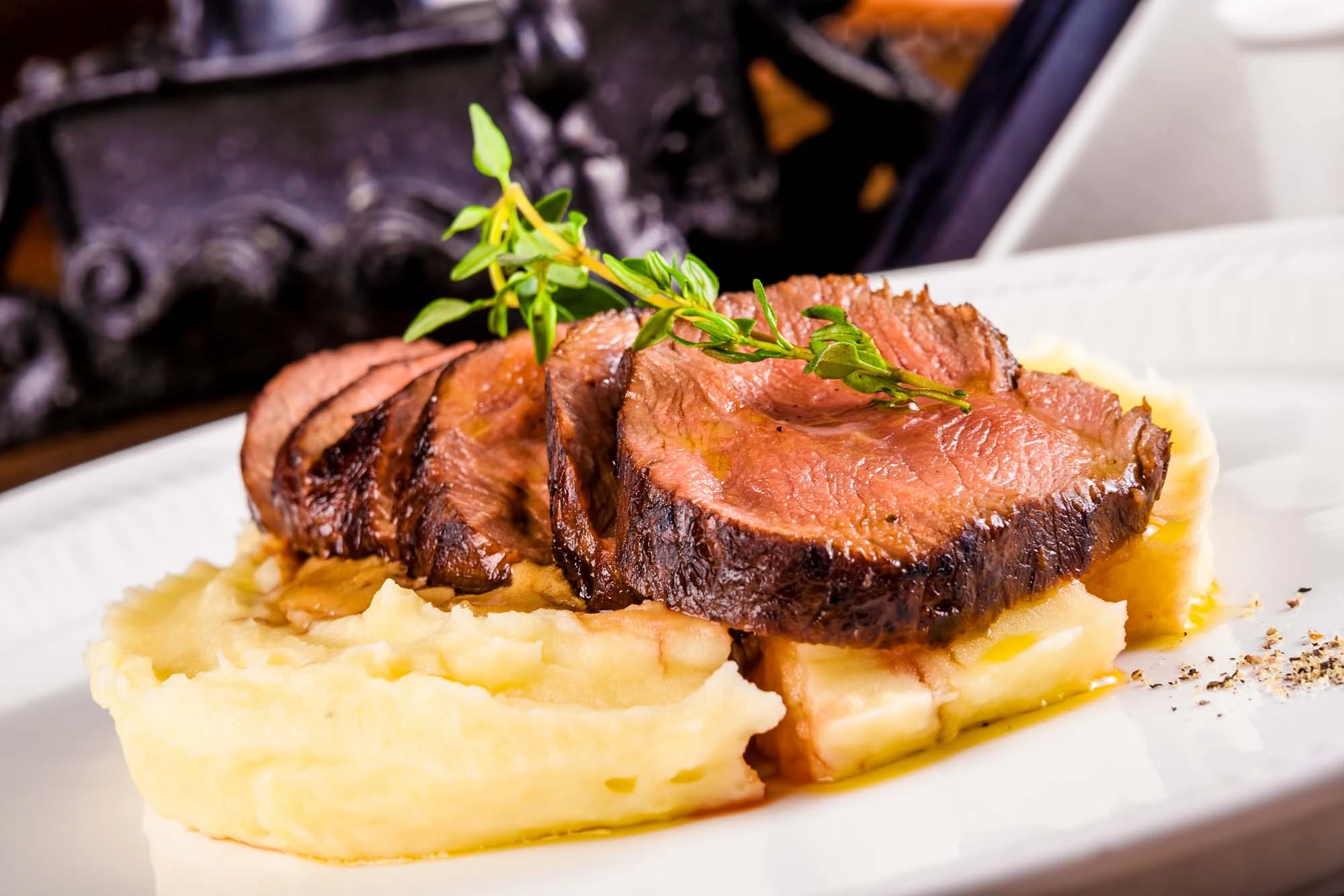 Marineret oksemørbrad med peberrodskartoffelmos