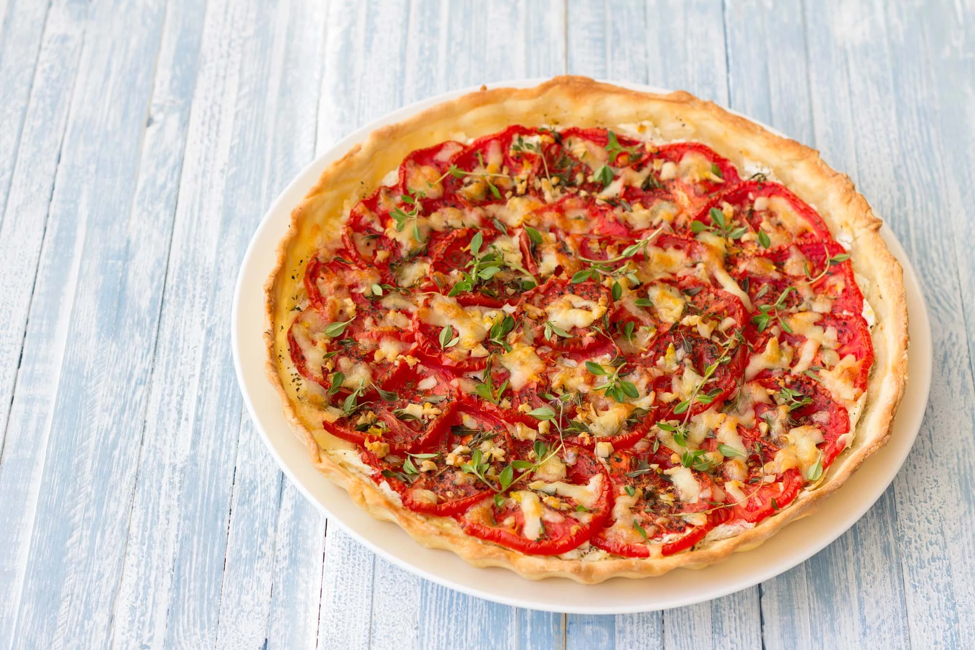 Tærte med ovntørrede tomater, gedeost og sorte oliven