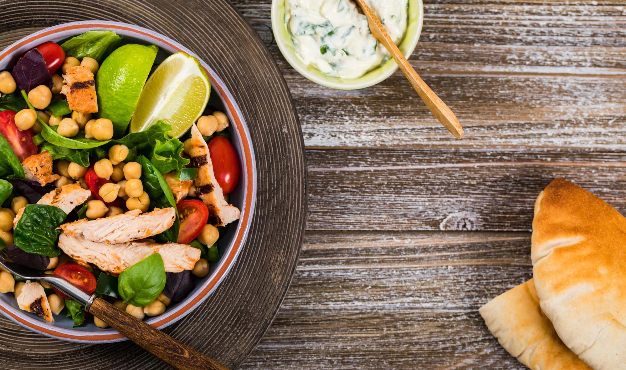 Salat m. kikærter og kylling