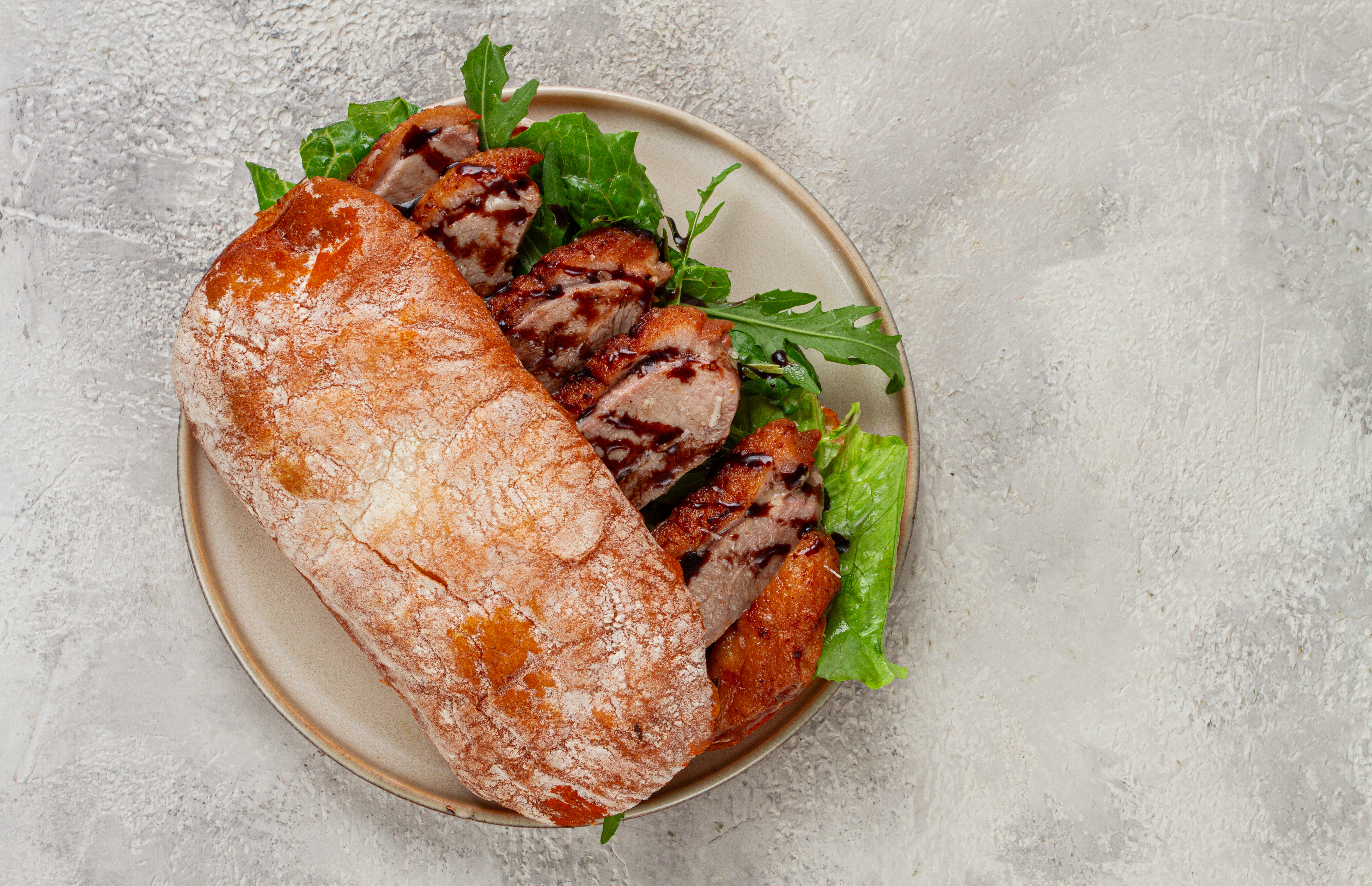 Sprød andesandwich med rødkål og syltede rødløg