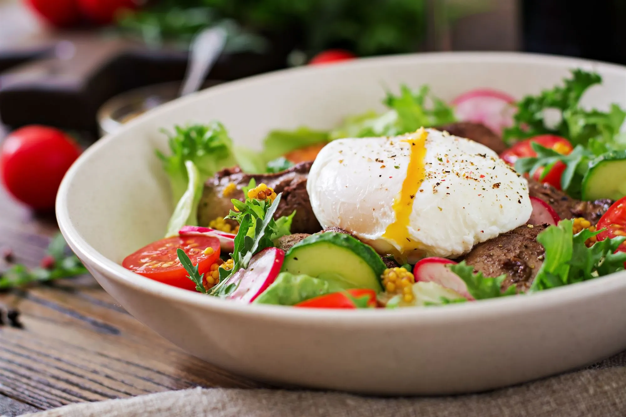 Pocherede æg med mayonnaise og salat