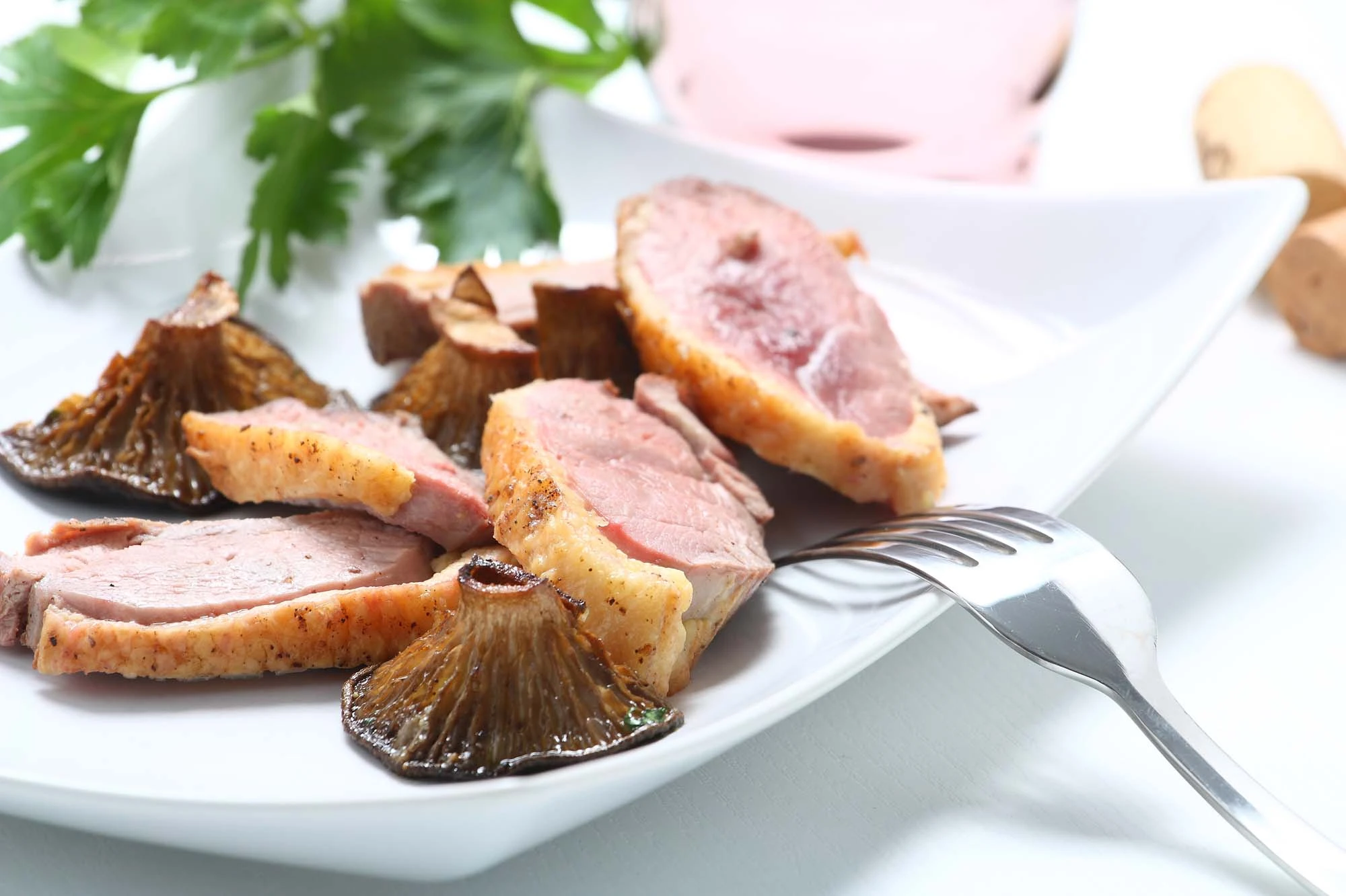 Stegt andebryst med vilde svampe