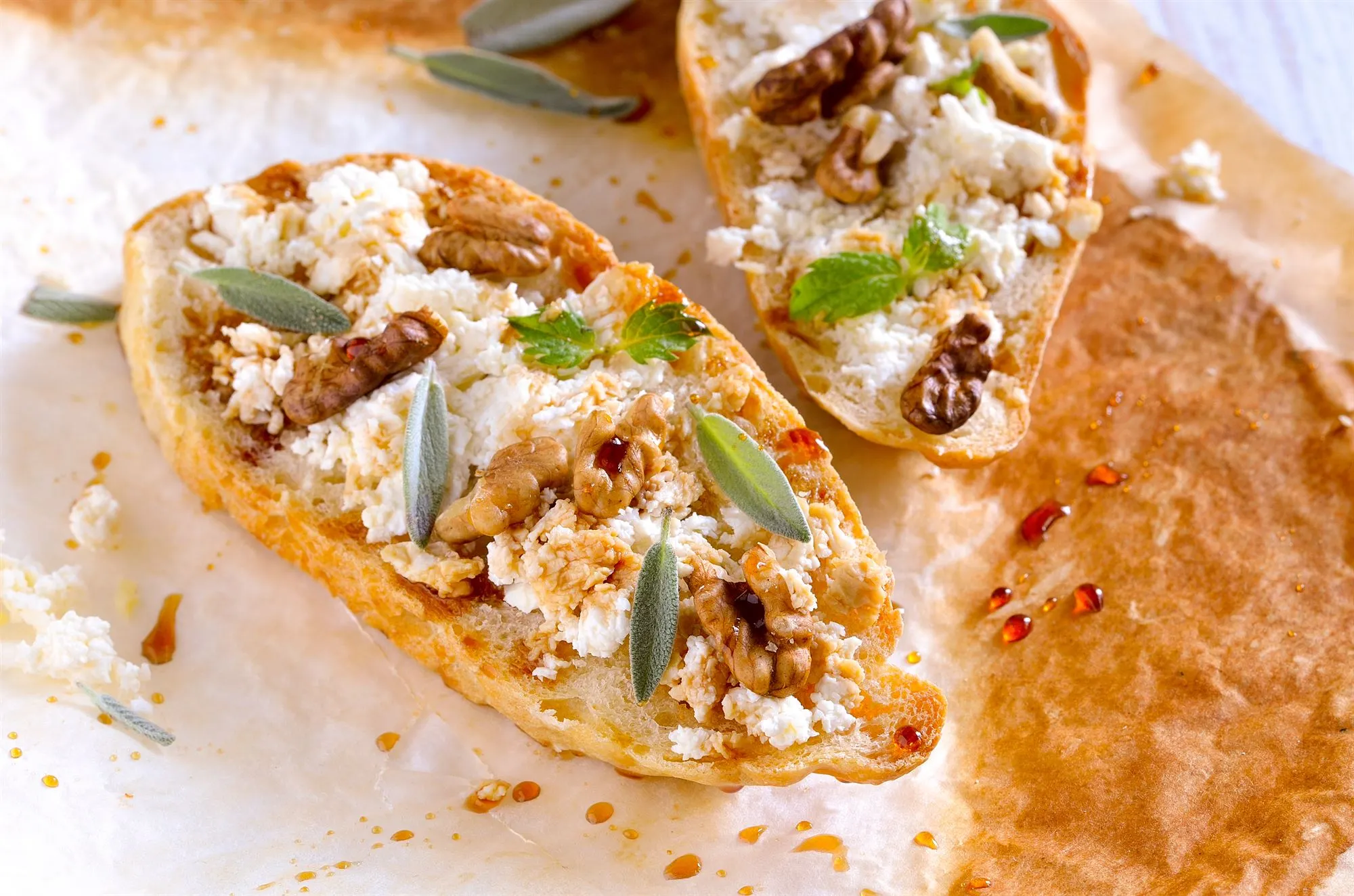 Varme gedeoste-toast med rosmarin, valnød og honning