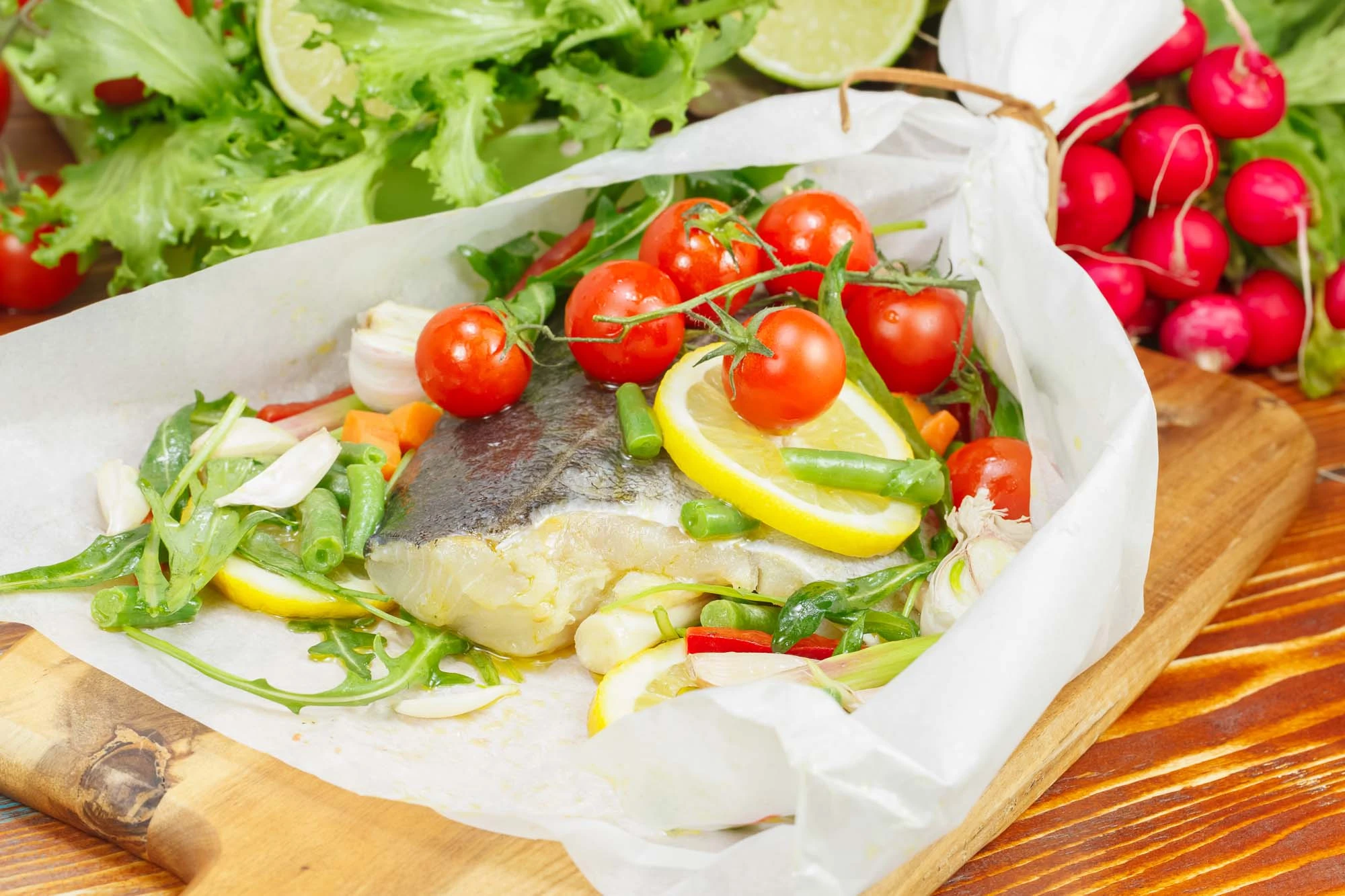 Fiskepakke og perlebyg med rødpebersauce