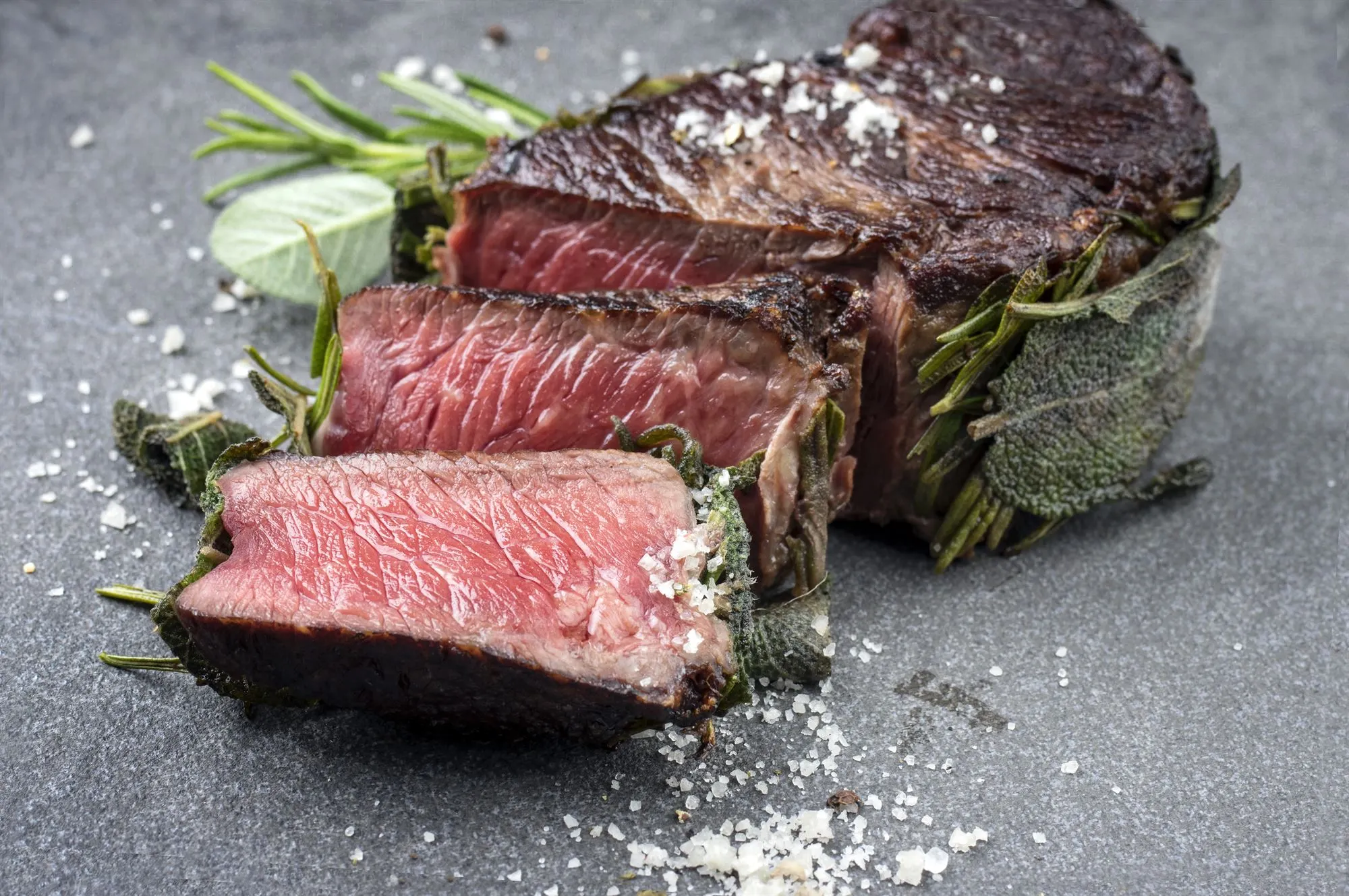 Grillstegt salviefyldt entrecôte med pak choy