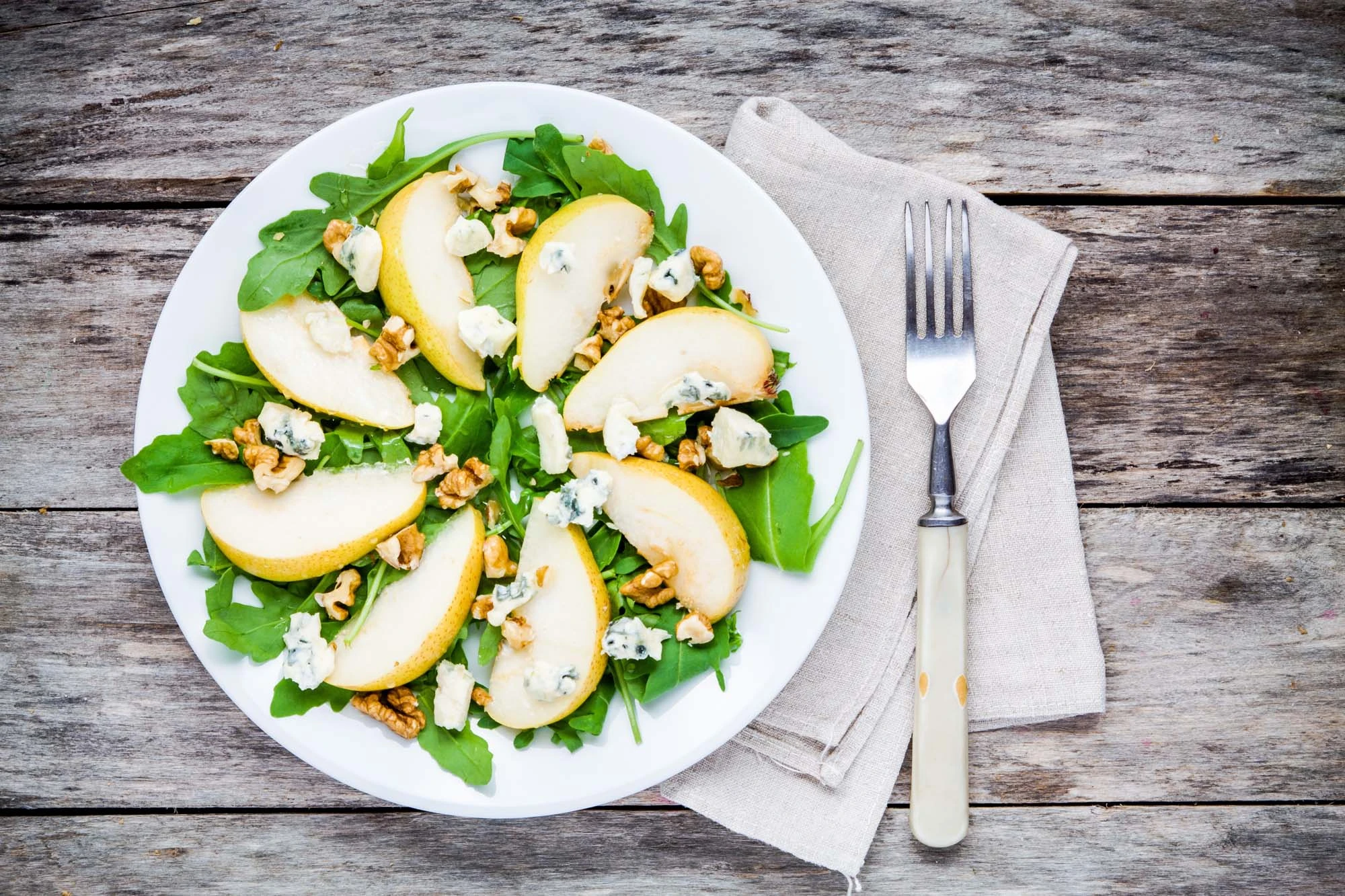 Salat af grillet pære, gorgonzola og valnødder