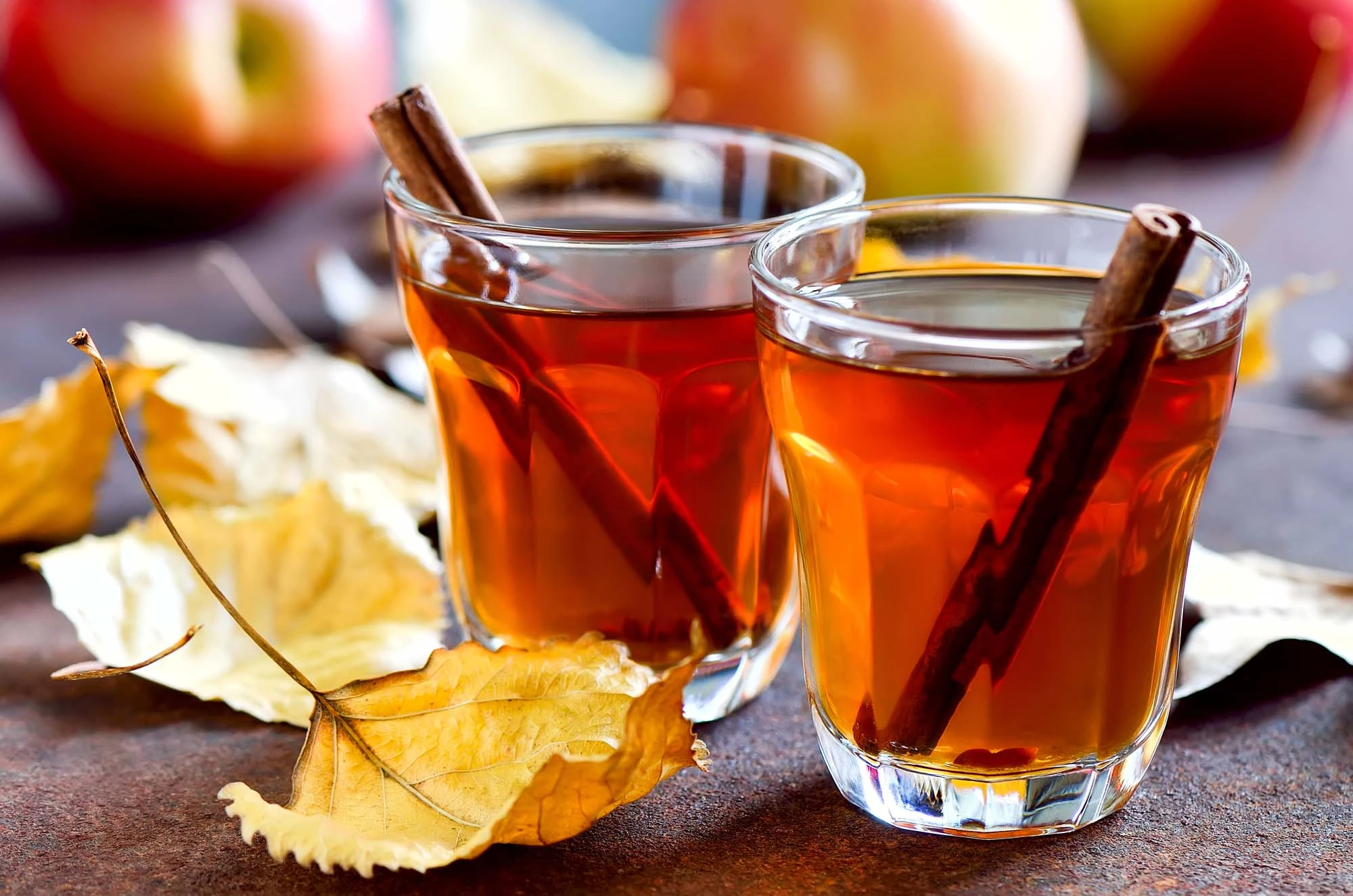 Varm cider med smør, ingefær og kanel