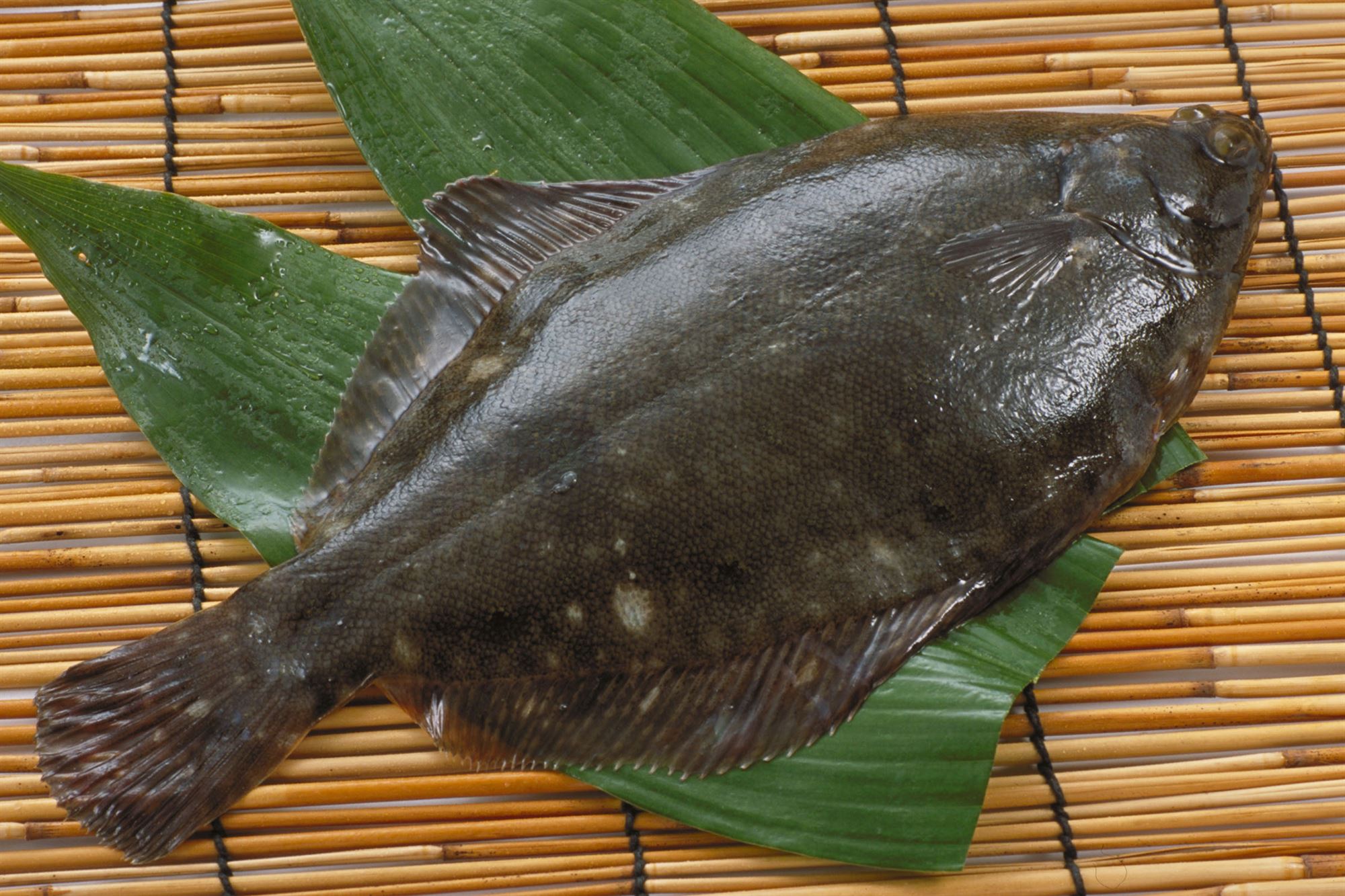 Skærising bagt i bananblad