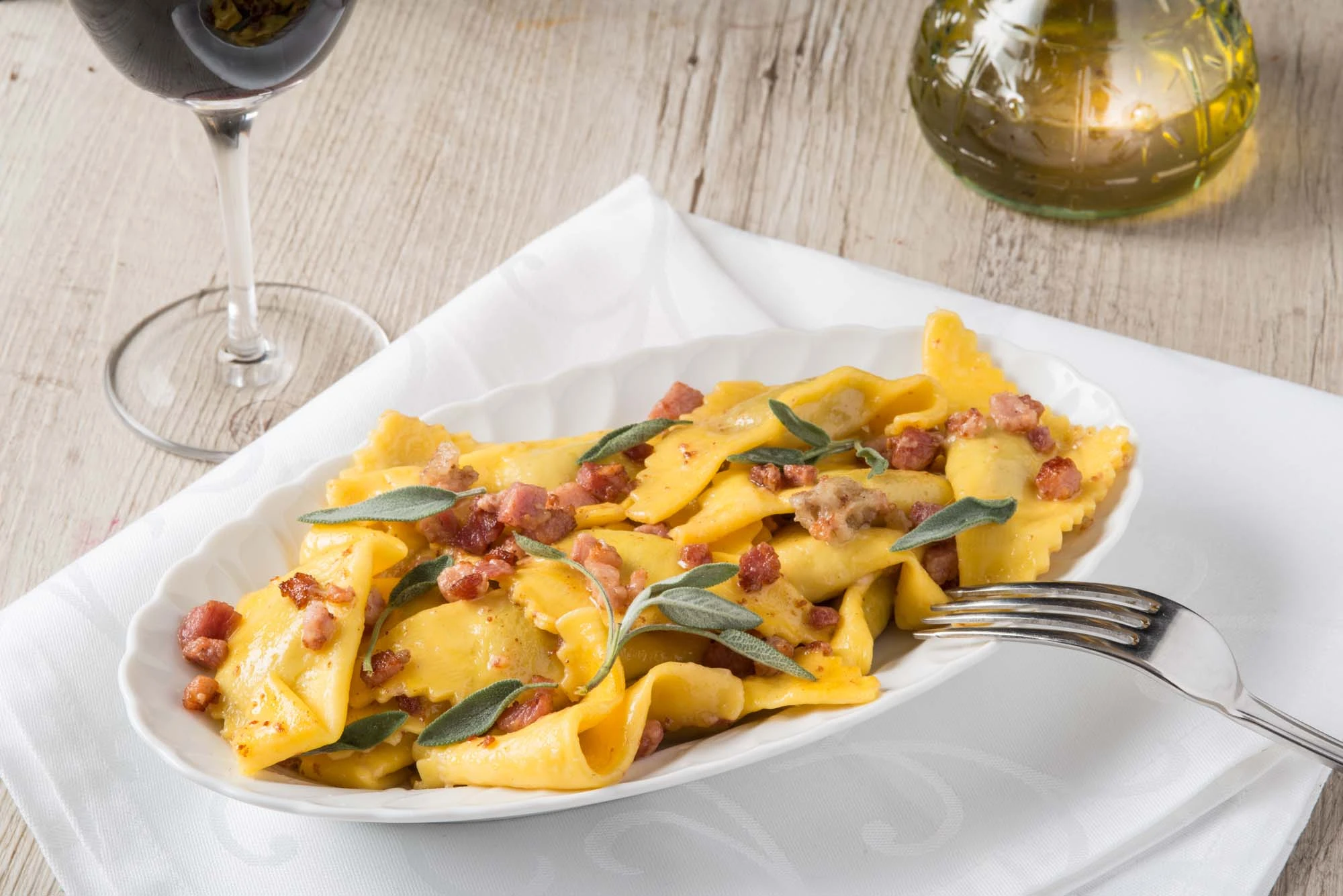 Ravioli med bacon og salvie