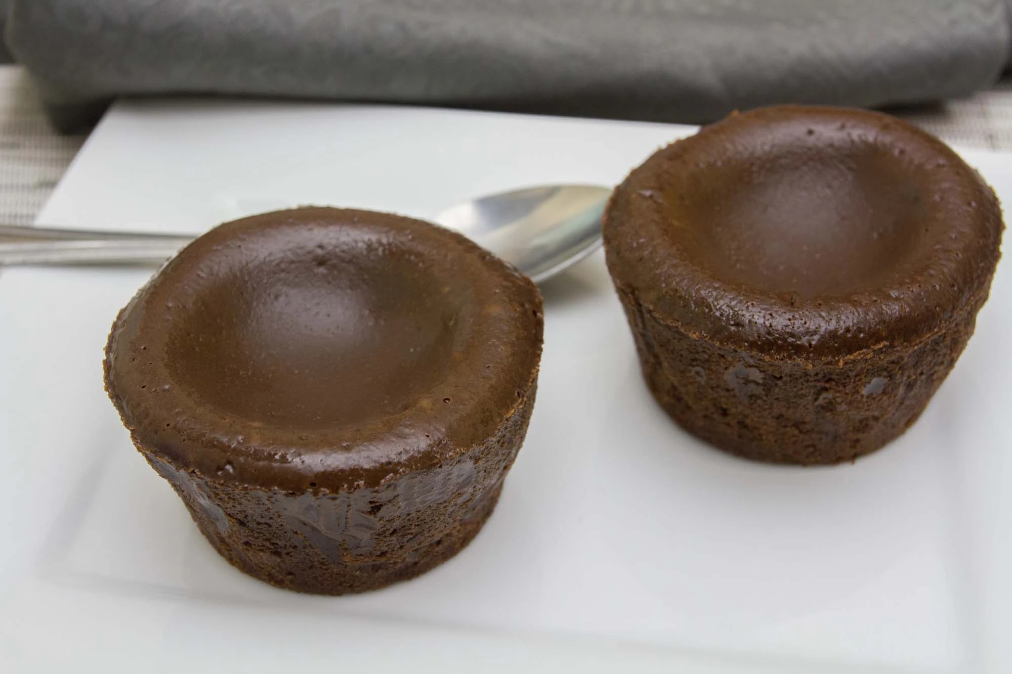 Bleeding chocolade cakes med karameliseret ananas