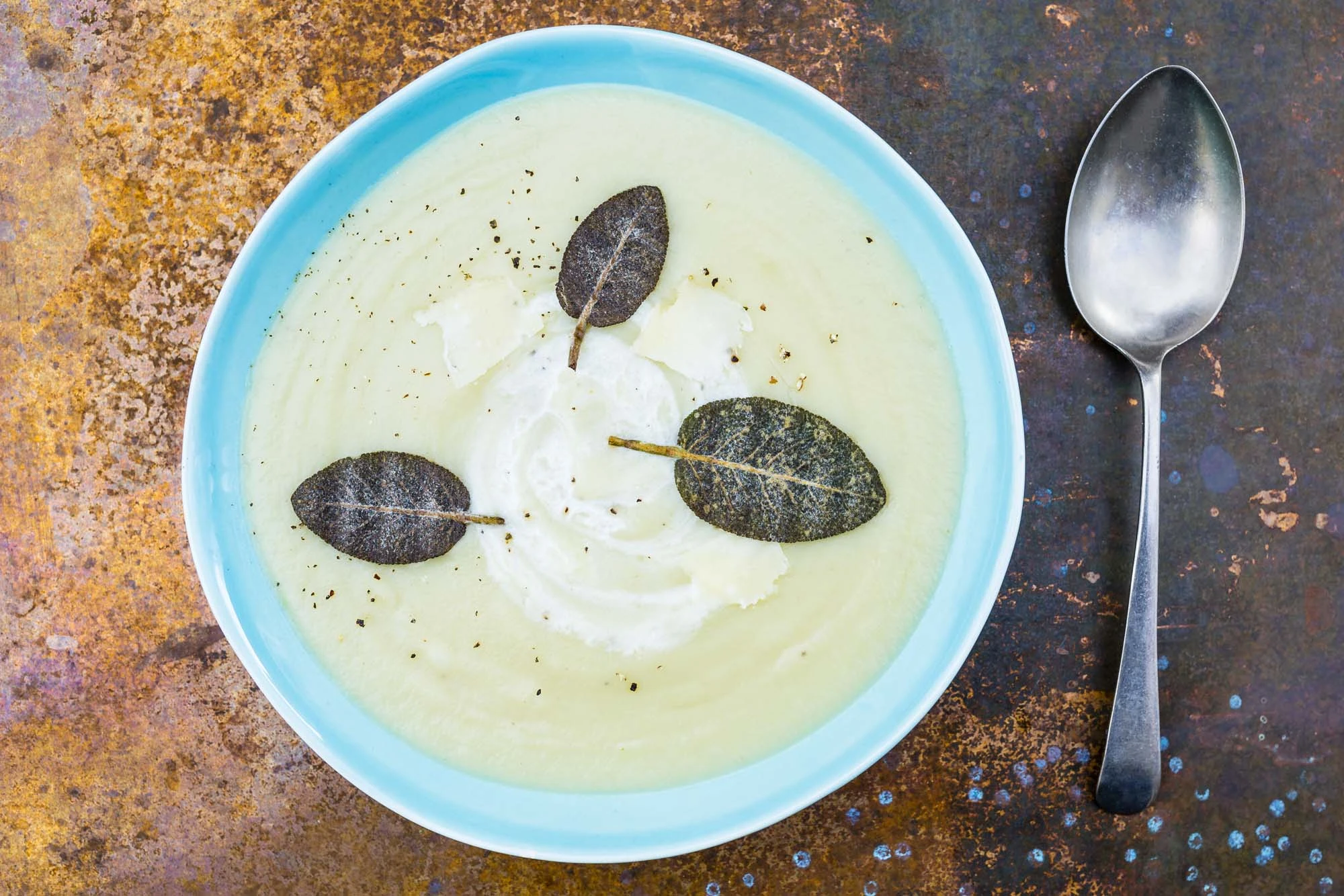 Cremet jordskokkesuppe med ristet bacon
