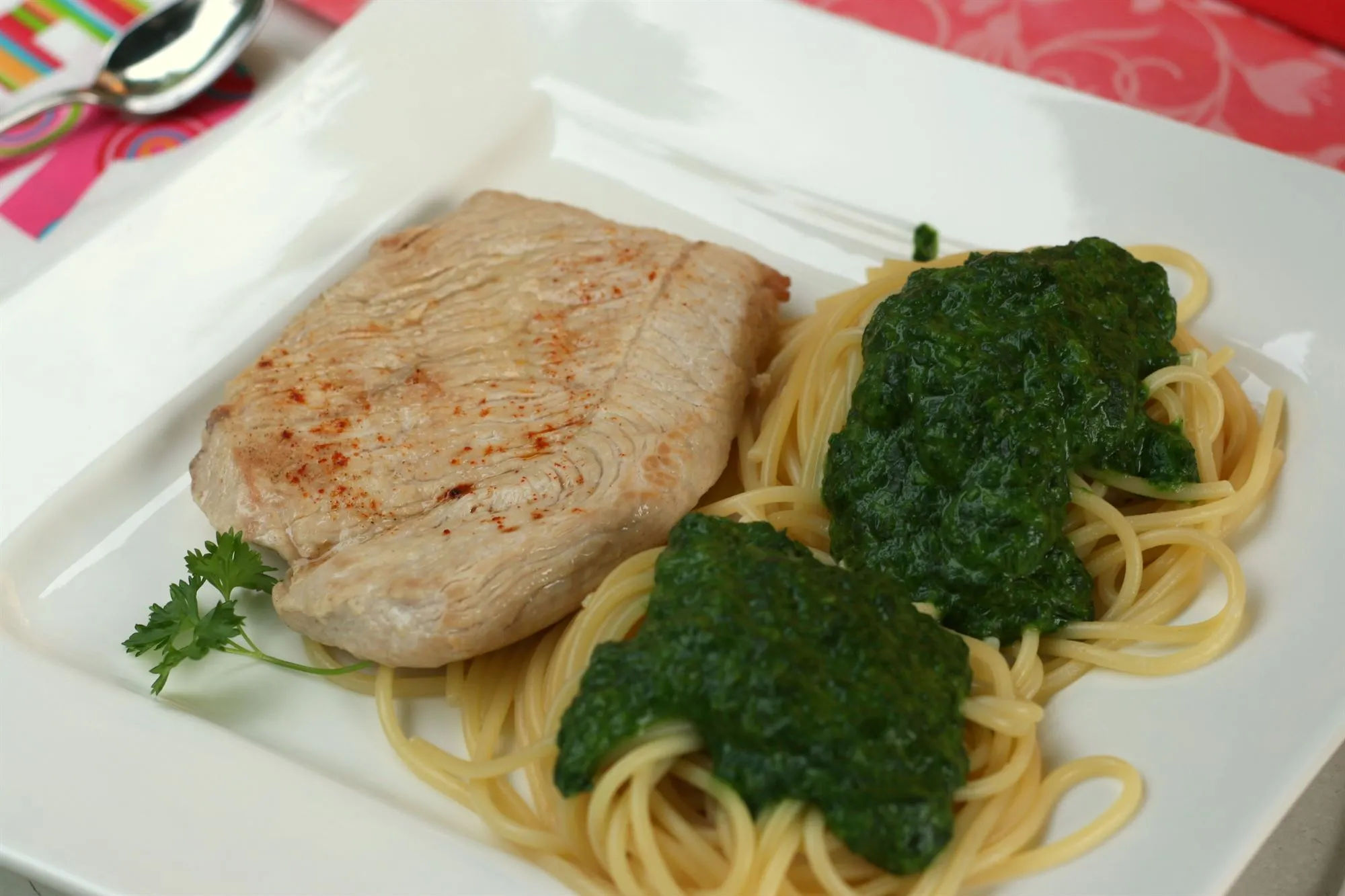 Kyllingeschnitzel med tagliatelle og pesto