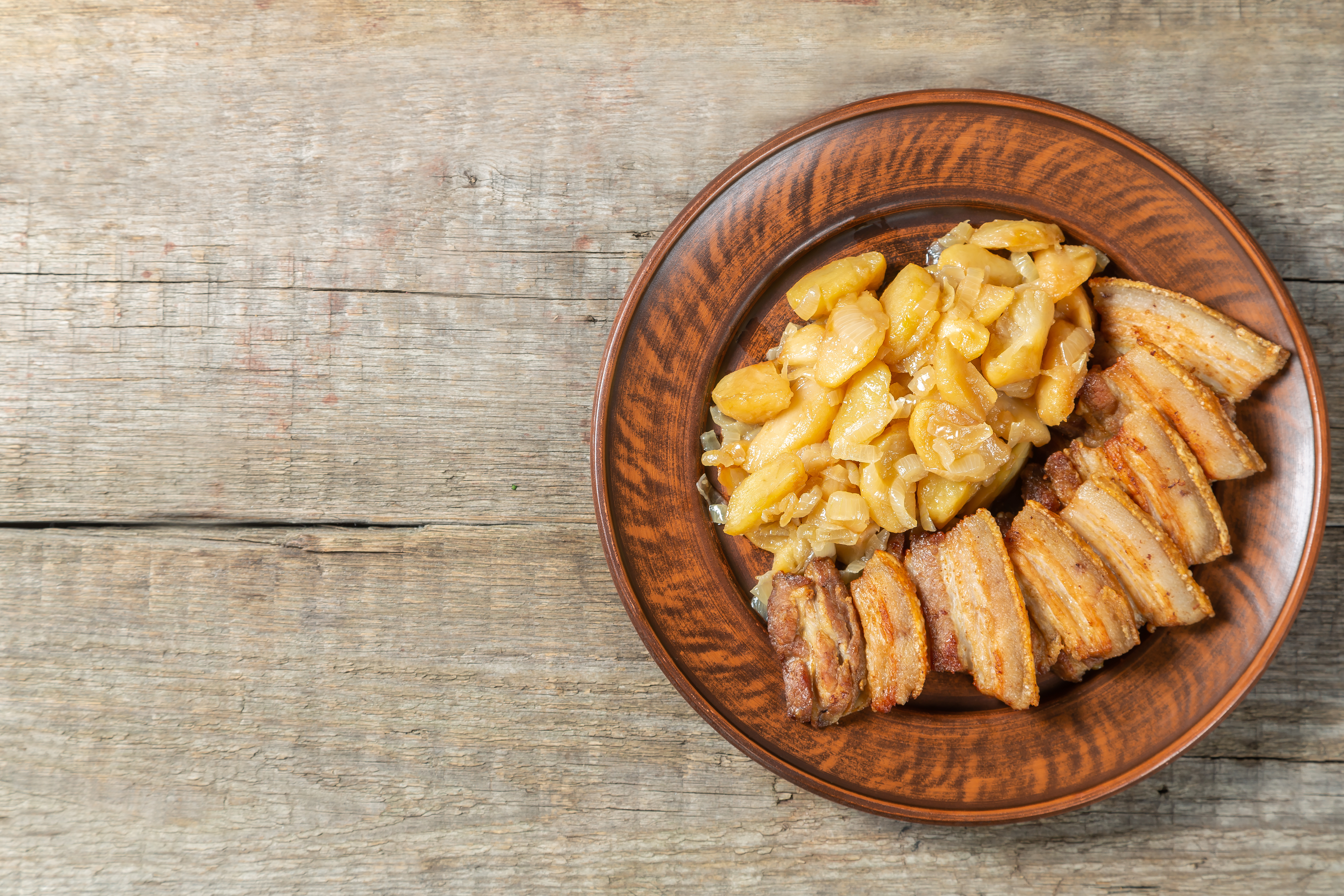 Æbleflæsk med cider, rosmarin og karamelliserede løg