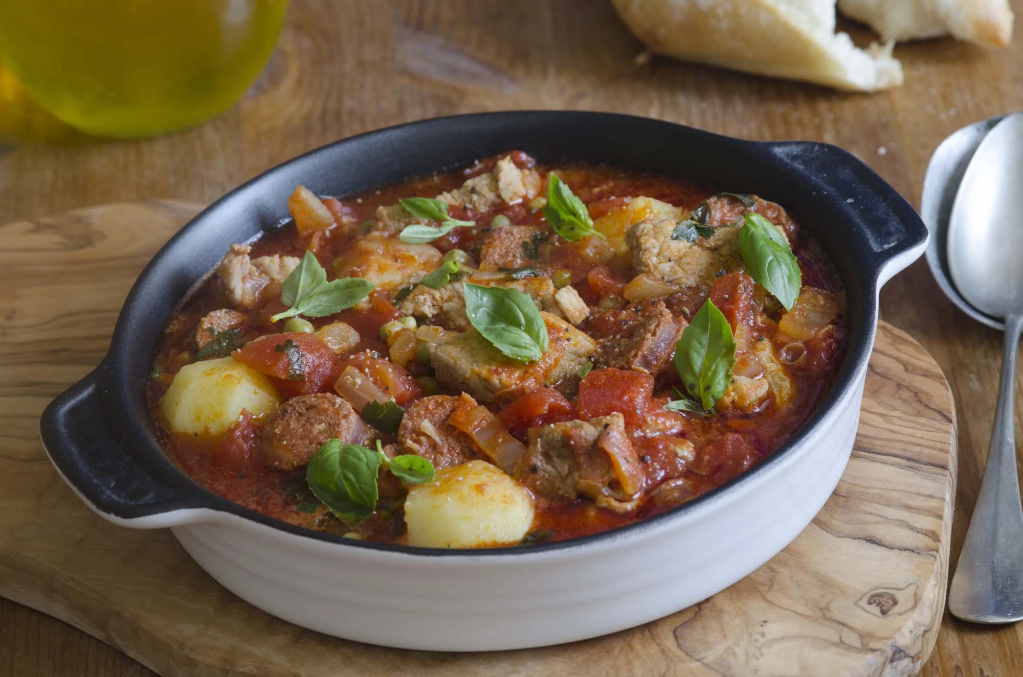 Simreret med lam, chorizo og kartofler