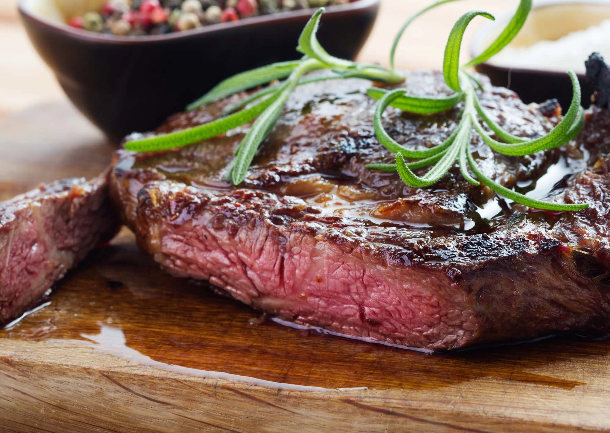 Grillede steaks med paprika-parmesansmør