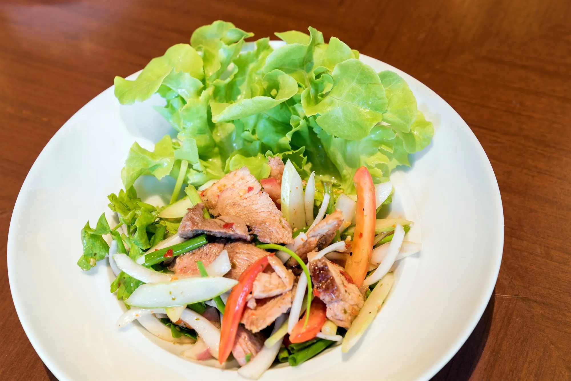 Thaisalat med svinemørbrad og lychee