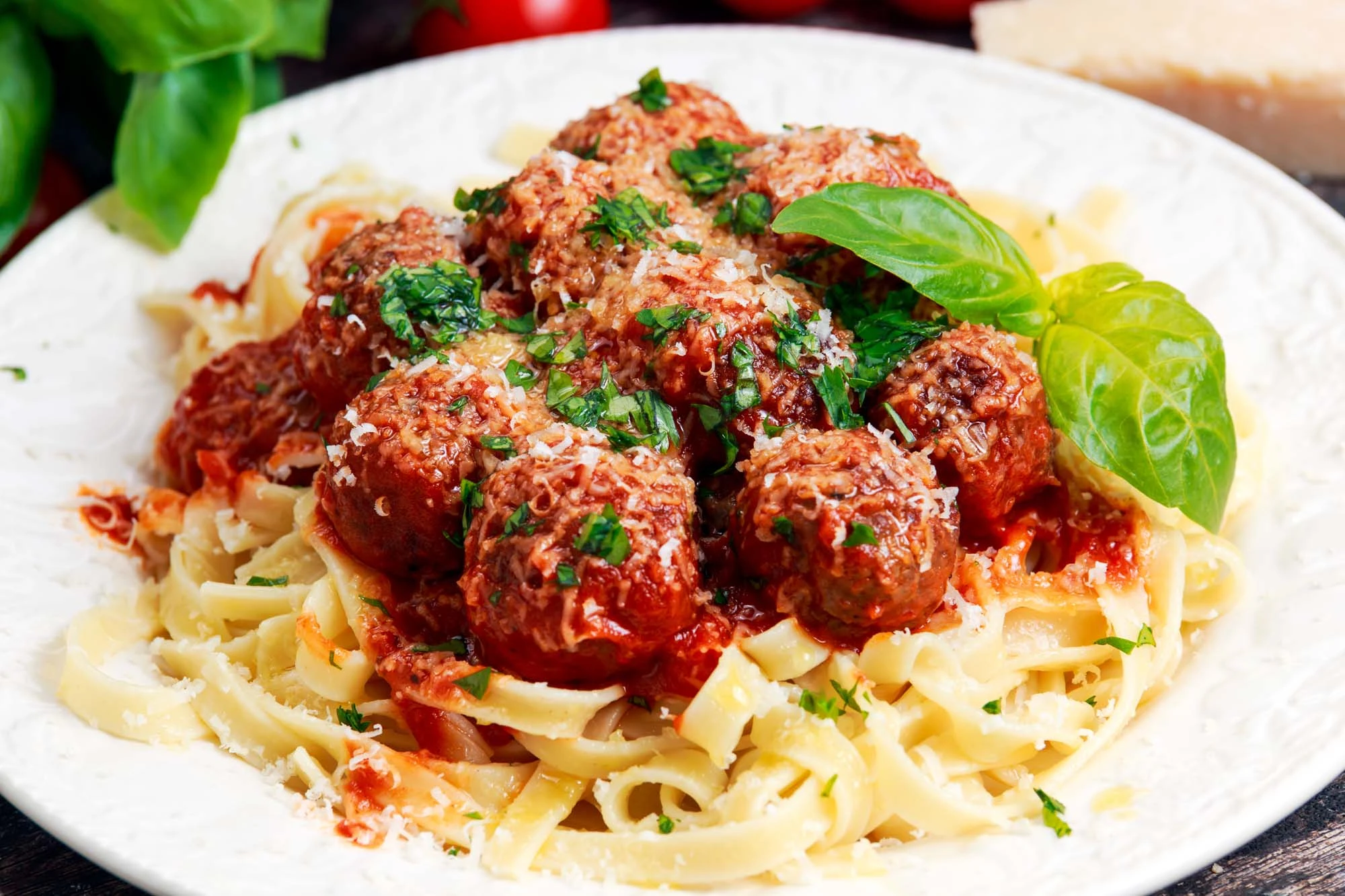 Pasta med kødboller og tomatsauce