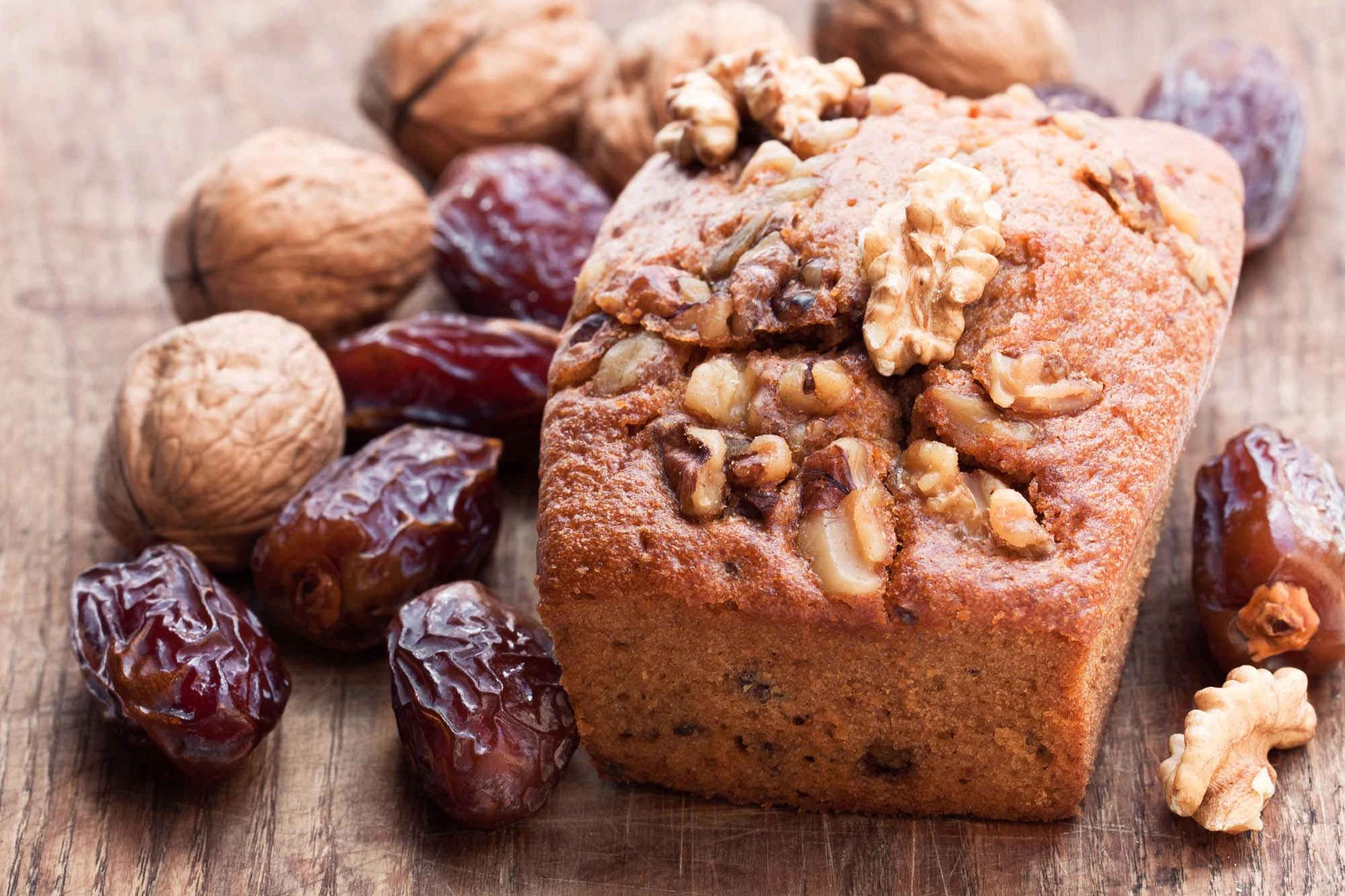 Kage med dadler - nødder - mousse